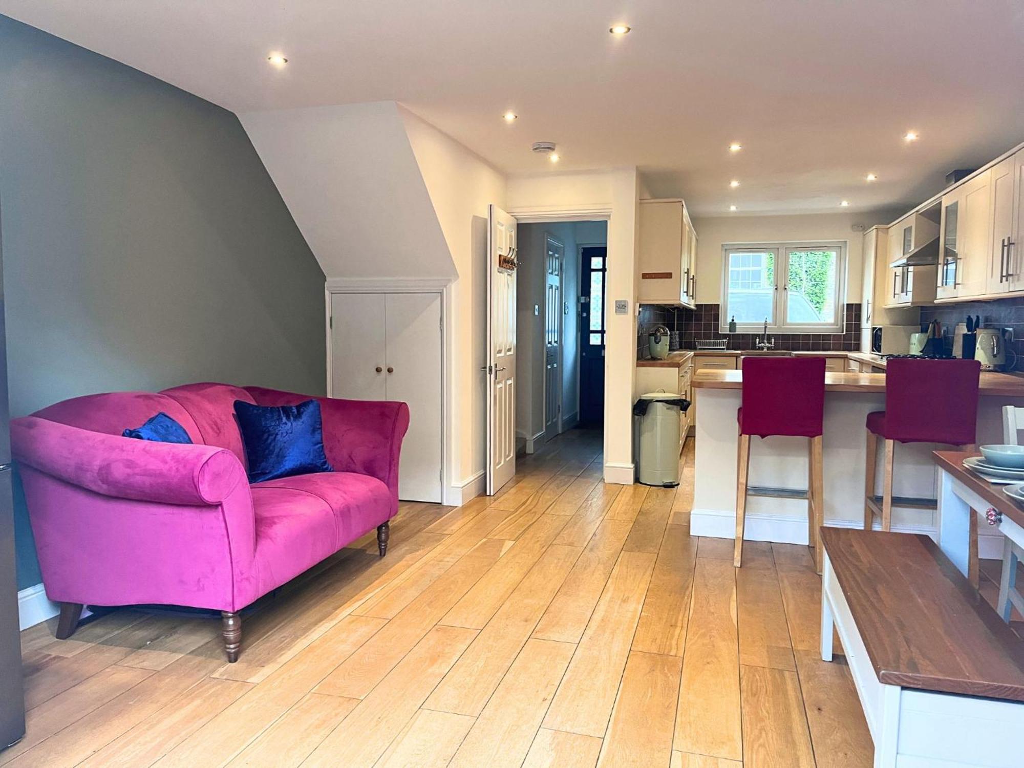 Jekyll'S On Hyde - Spacious Town House - Central Winchester - Free Parking, Sleeps 5 - By Xplus Stays Exterior photo