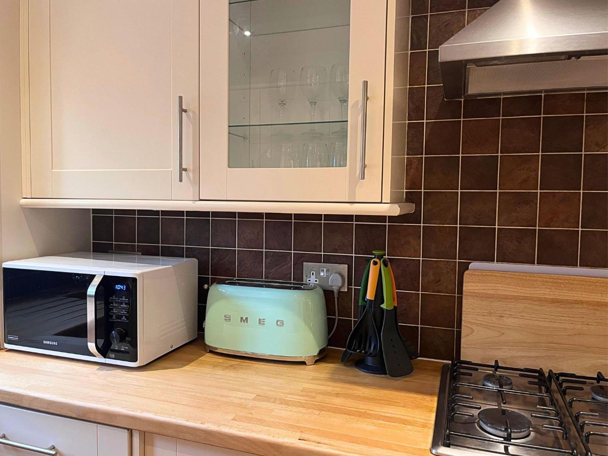 Jekyll'S On Hyde - Spacious Town House - Central Winchester - Free Parking, Sleeps 5 - By Xplus Stays Exterior photo
