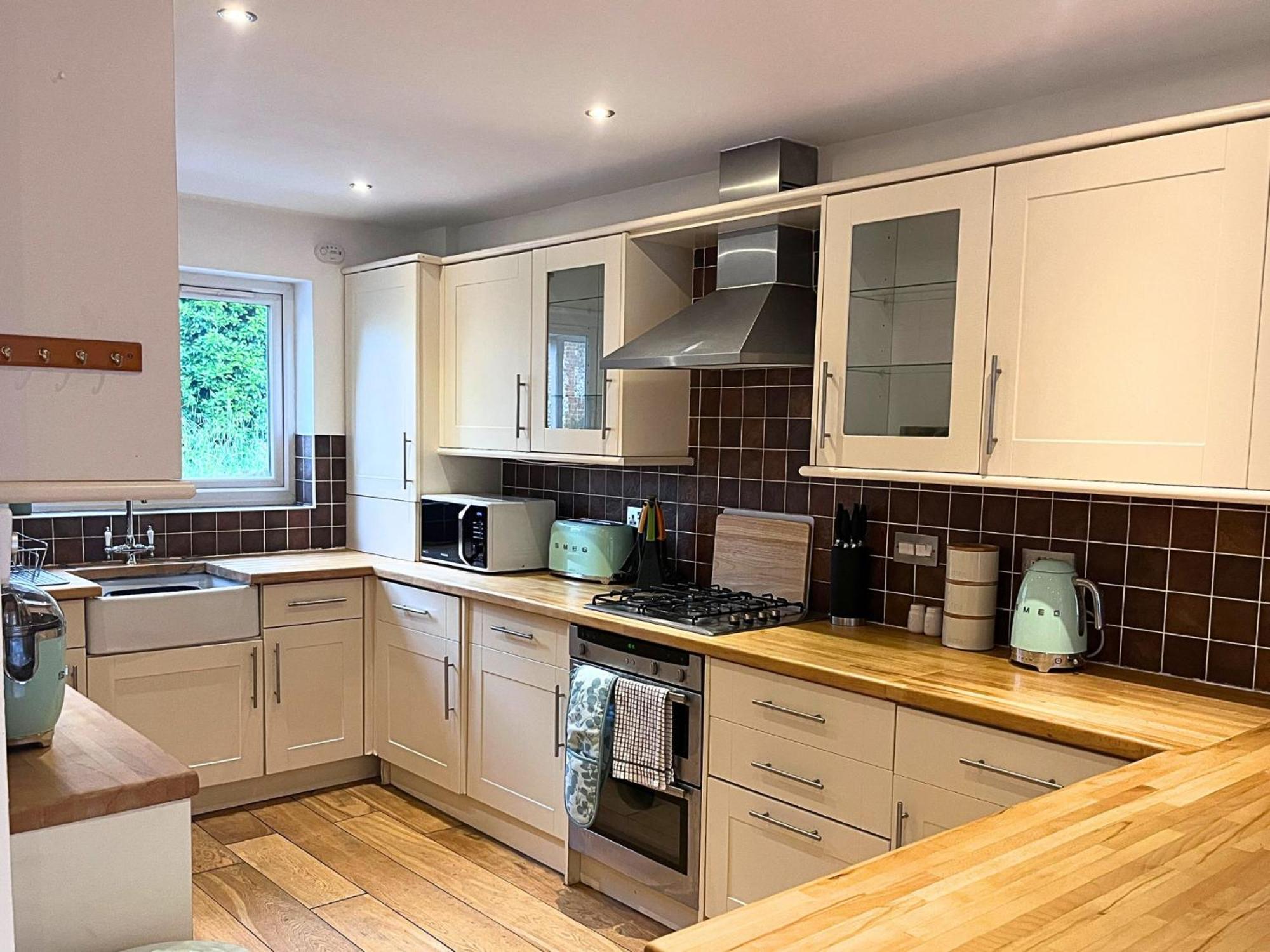 Jekyll'S On Hyde - Spacious Town House - Central Winchester - Free Parking, Sleeps 5 - By Xplus Stays Exterior photo
