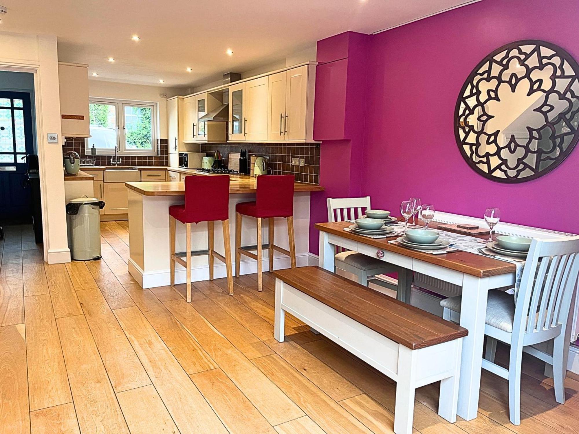 Jekyll'S On Hyde - Spacious Town House - Central Winchester - Free Parking, Sleeps 5 - By Xplus Stays Exterior photo
